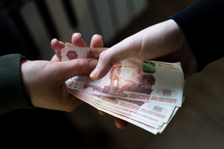 В Тверской области мужчина украл у дедушки деньги, алкоголь и продукты Жительница Твери сняла с себя порчу за 400 тысяч рублей