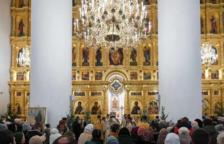 В храмах Тверской области проходят праздничные богослужения в честь Рождества Христова