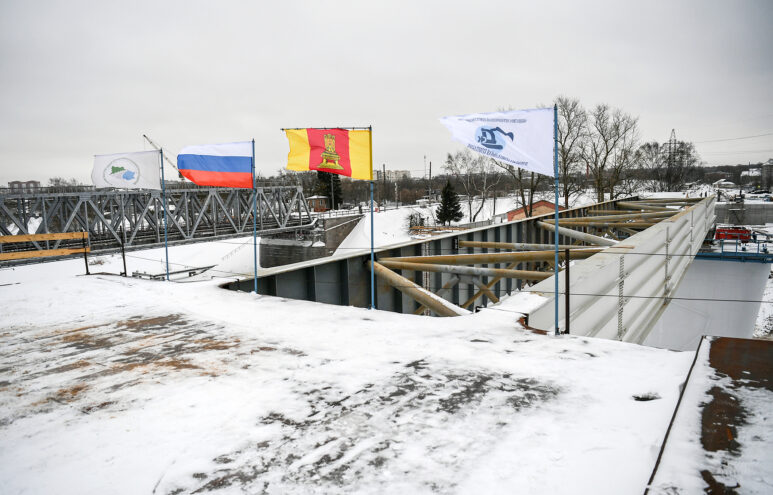 В строительстве Западного моста Твери задействовано больше 250 человек и 40 единиц техники В строительстве Западного моста Твери задействовано больше 250 человек и 40 единиц техники