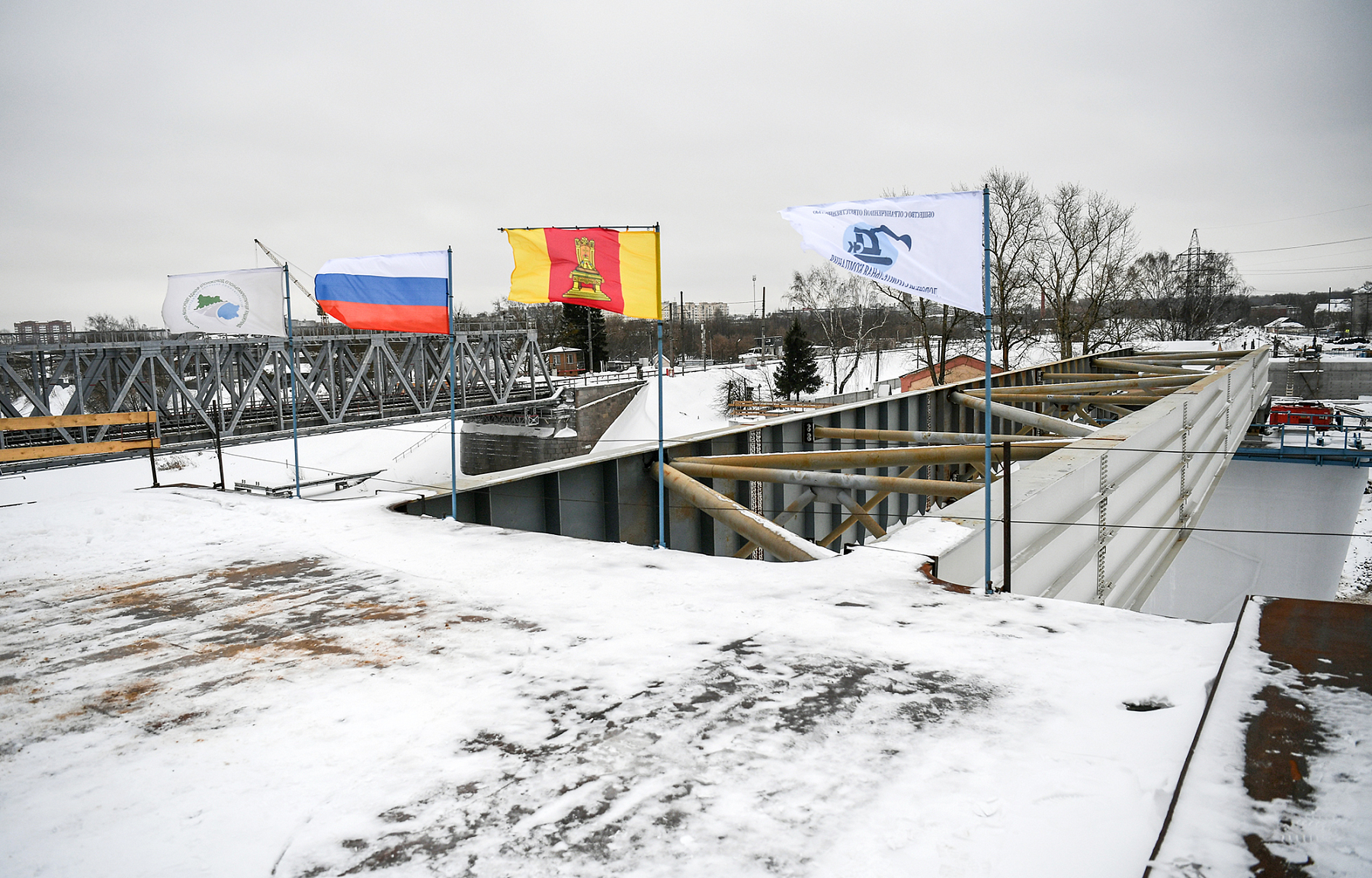 В строительстве Западного моста Твери задействовано больше 250 человек и 40 единиц техники В строительстве Западного моста Твери задействовано больше 250 человек и 40 единиц техники