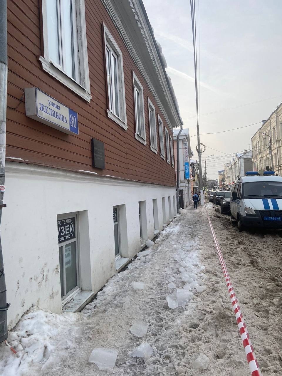 В Твери наледь с крыши упала на женщину В Твери наледь с крыши упала на женщину