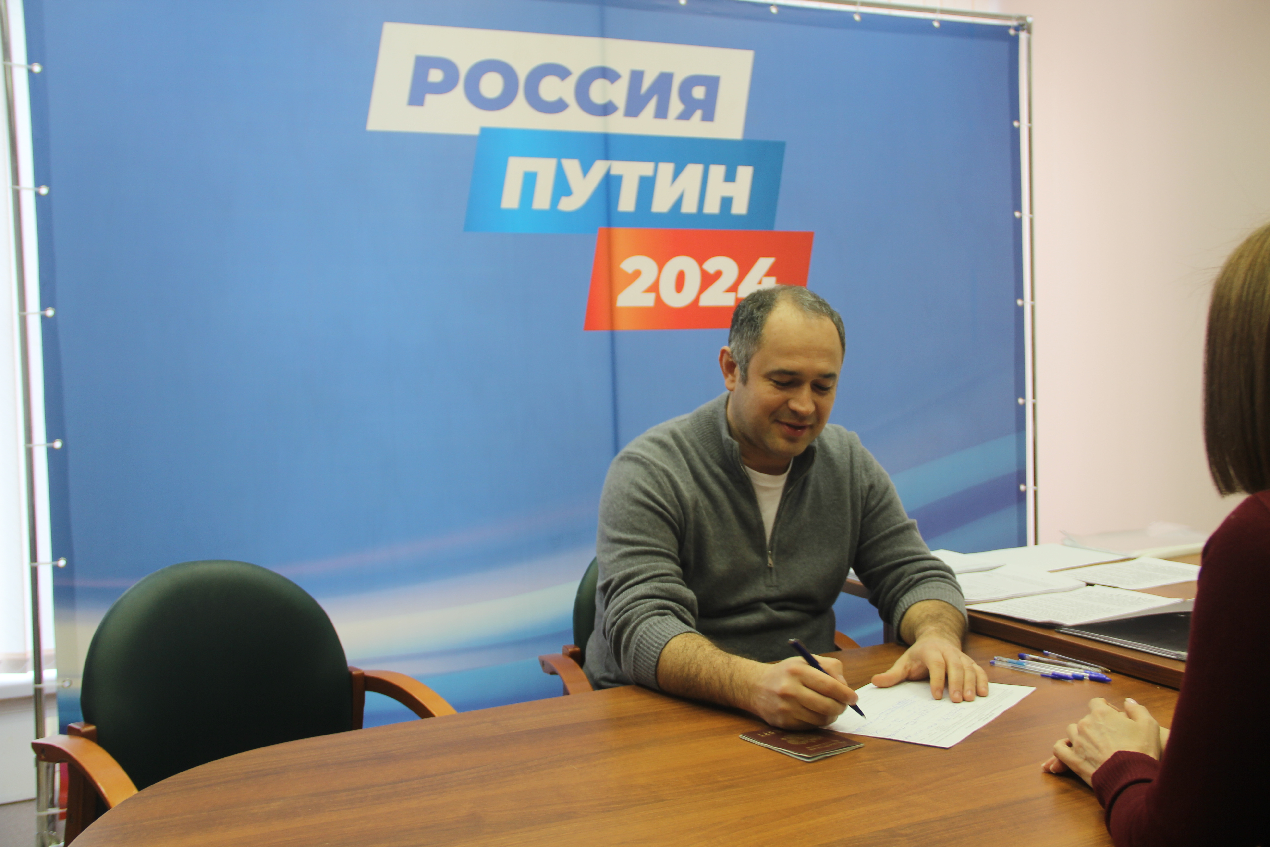 Депутат Законодательного Собрания оставил подпись в поддержку выдвижения Владимира Путина Депутат Законодательного Собрания оставил подпись в поддержку выдвижения Владимира Путина