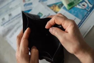 Пенсионерка из Твери вместо настоящих денег подсунула мошенникам билеты банка приколов В Тверской области работник похитил у пожилой женщины крупную сумму денег