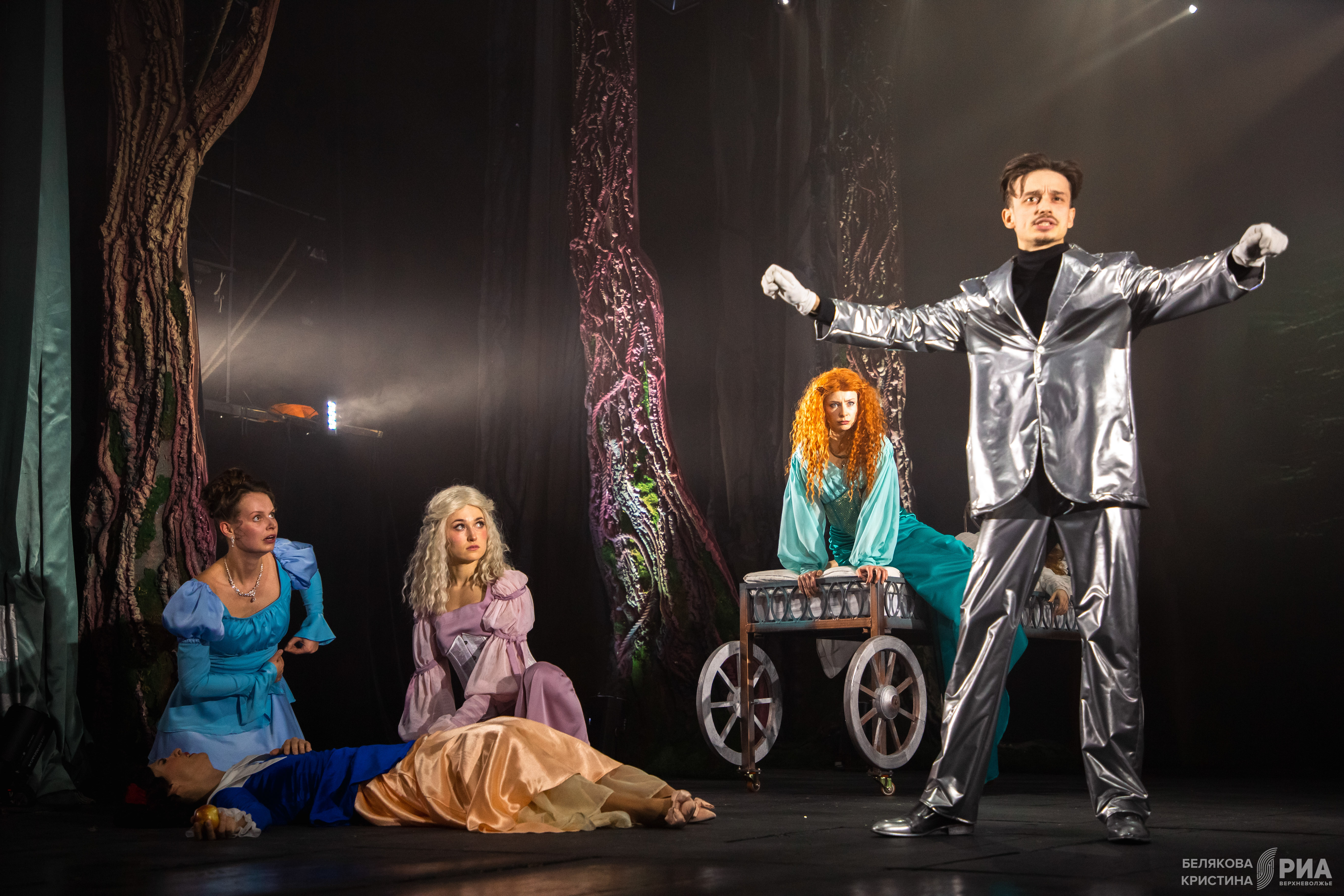 Куда пропал прекрасный принц: Пять принцесс меняют свою судьбу в Тверском ТЮЗе Куда пропал прекрасный принц: Пять принцесс меняют свою судьбу в Тверском ТЮЗе