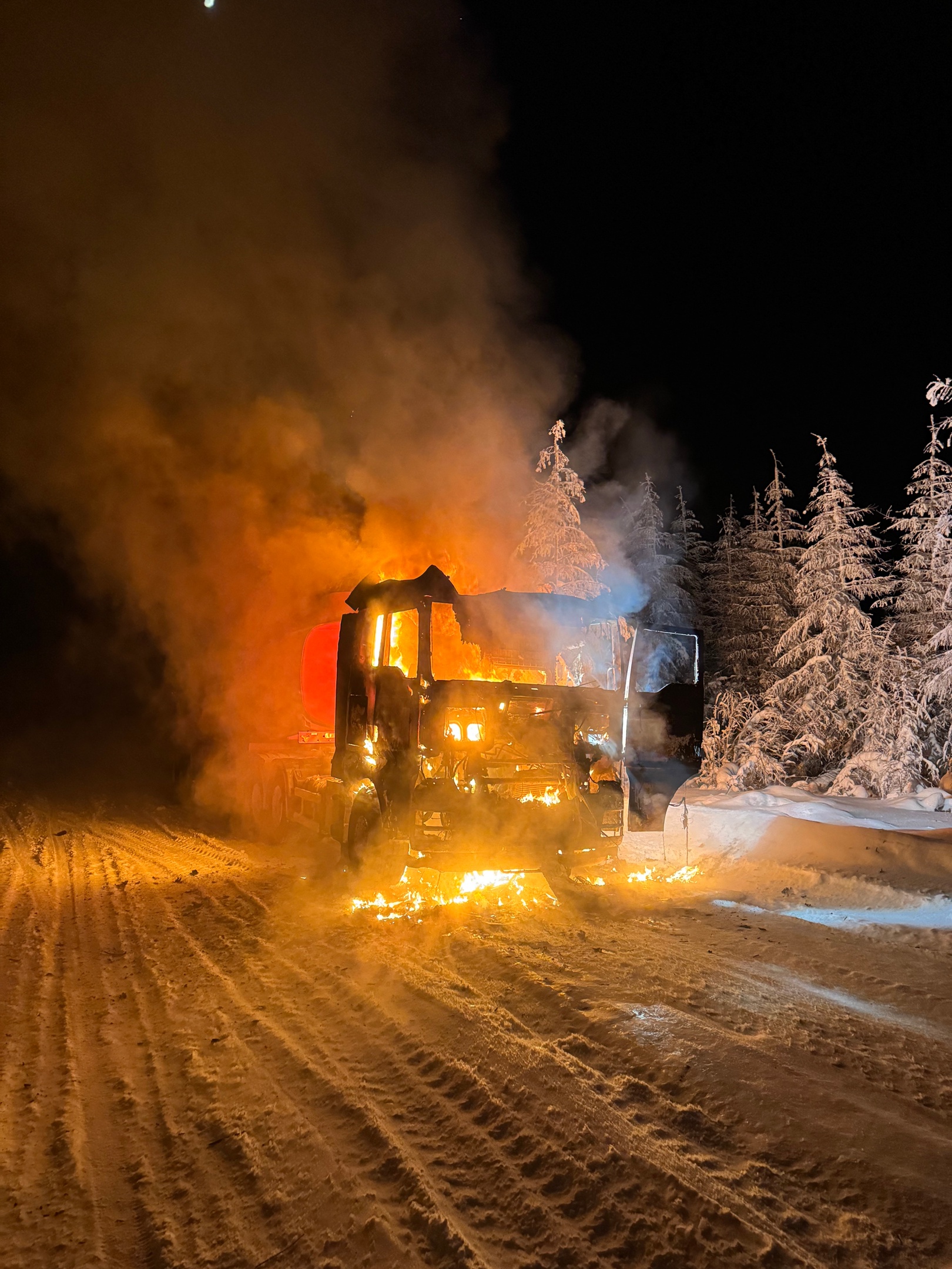Как тверские путешественники спасли водителя и 40 тонн нефти на севере Якутии