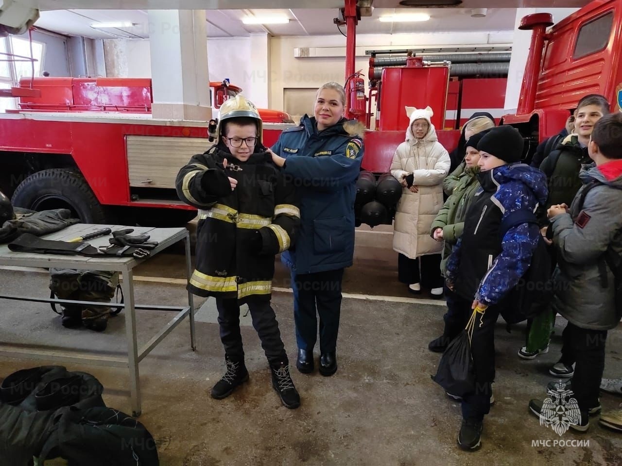 Сотрудники МЧС провели познавательную экскурсию для ржевских школьников