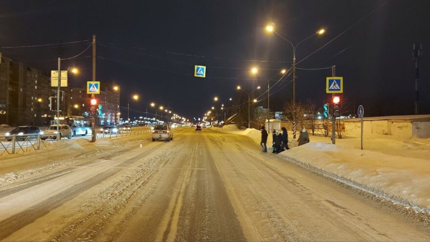 В Твери водитель иномарки пытался "проскочить" светофор и сбил пешехода