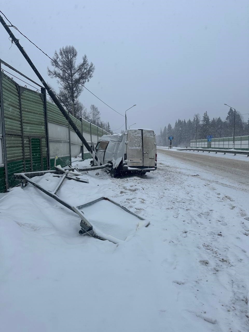 На М-10 в Тверской области Мерседес врезался фонарь