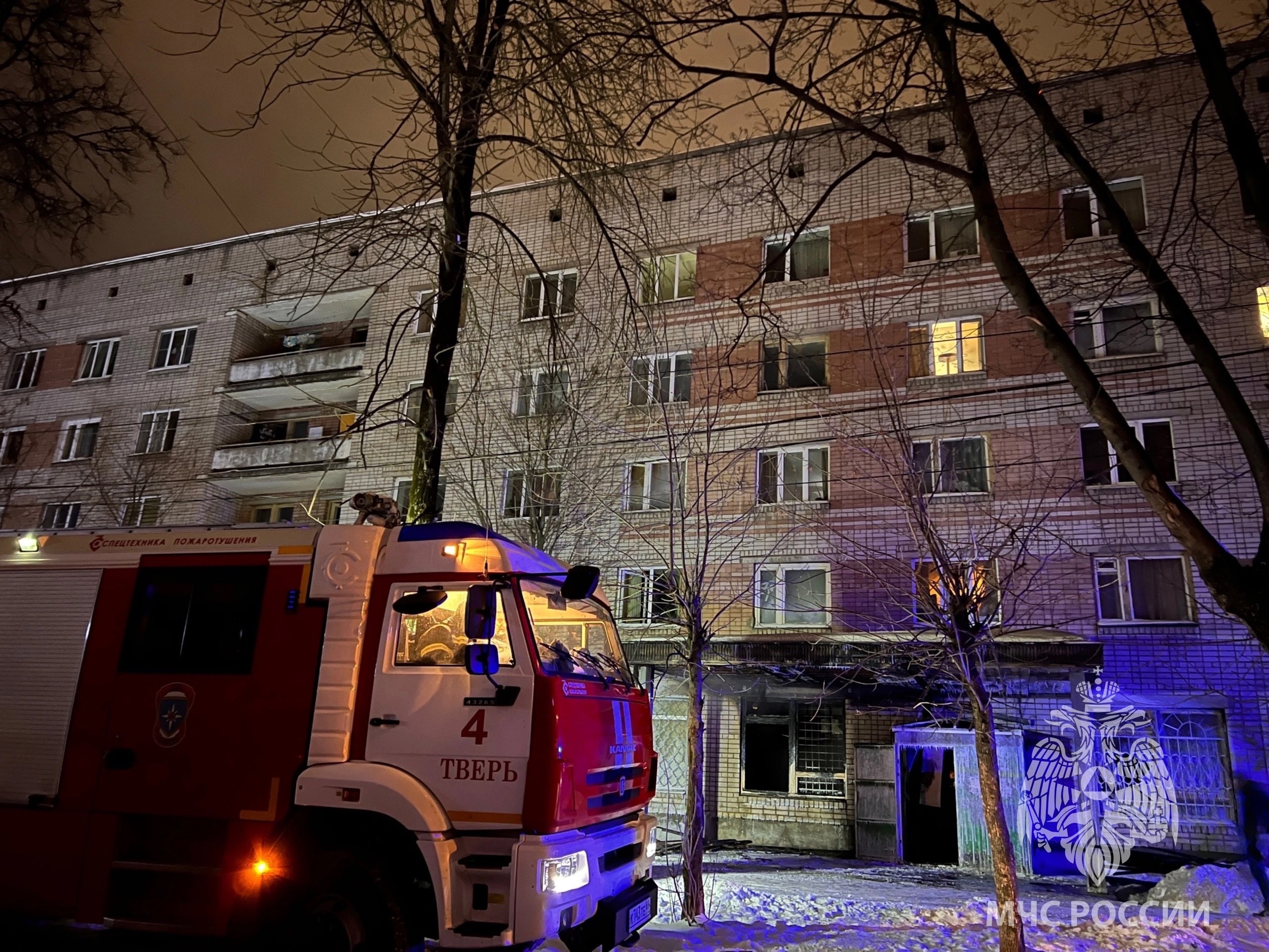 В Твери из-за пожара в колясочной из дома эвакуировали 23 человека