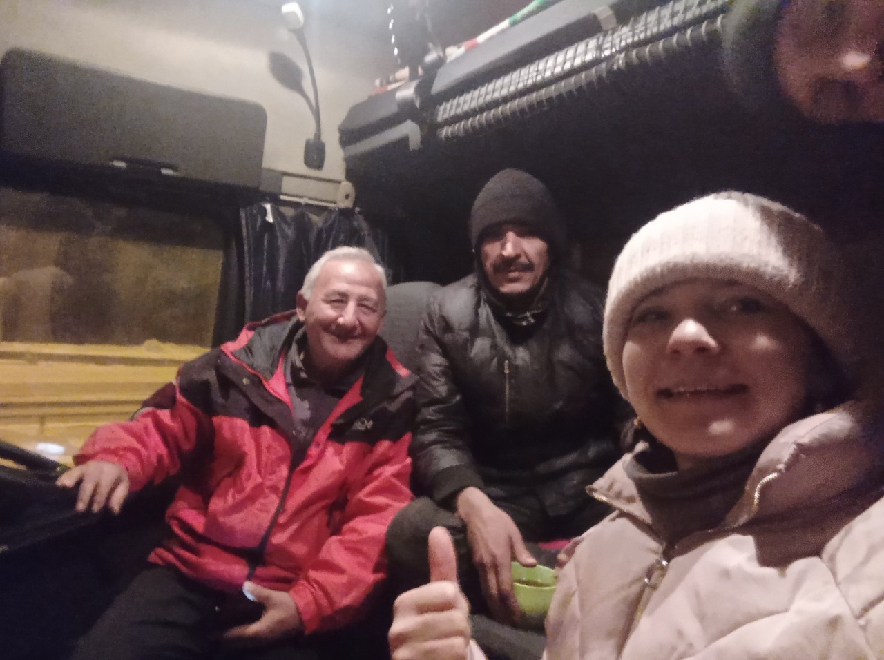 Волонтеры "Совы" спасли замерзающих на трассе иностранных дальнобойщиков