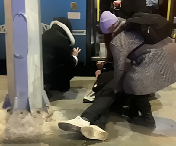 В центре Твери внезапно умер 22-летний парень В центре Твери внезапно умер 22-летний парень