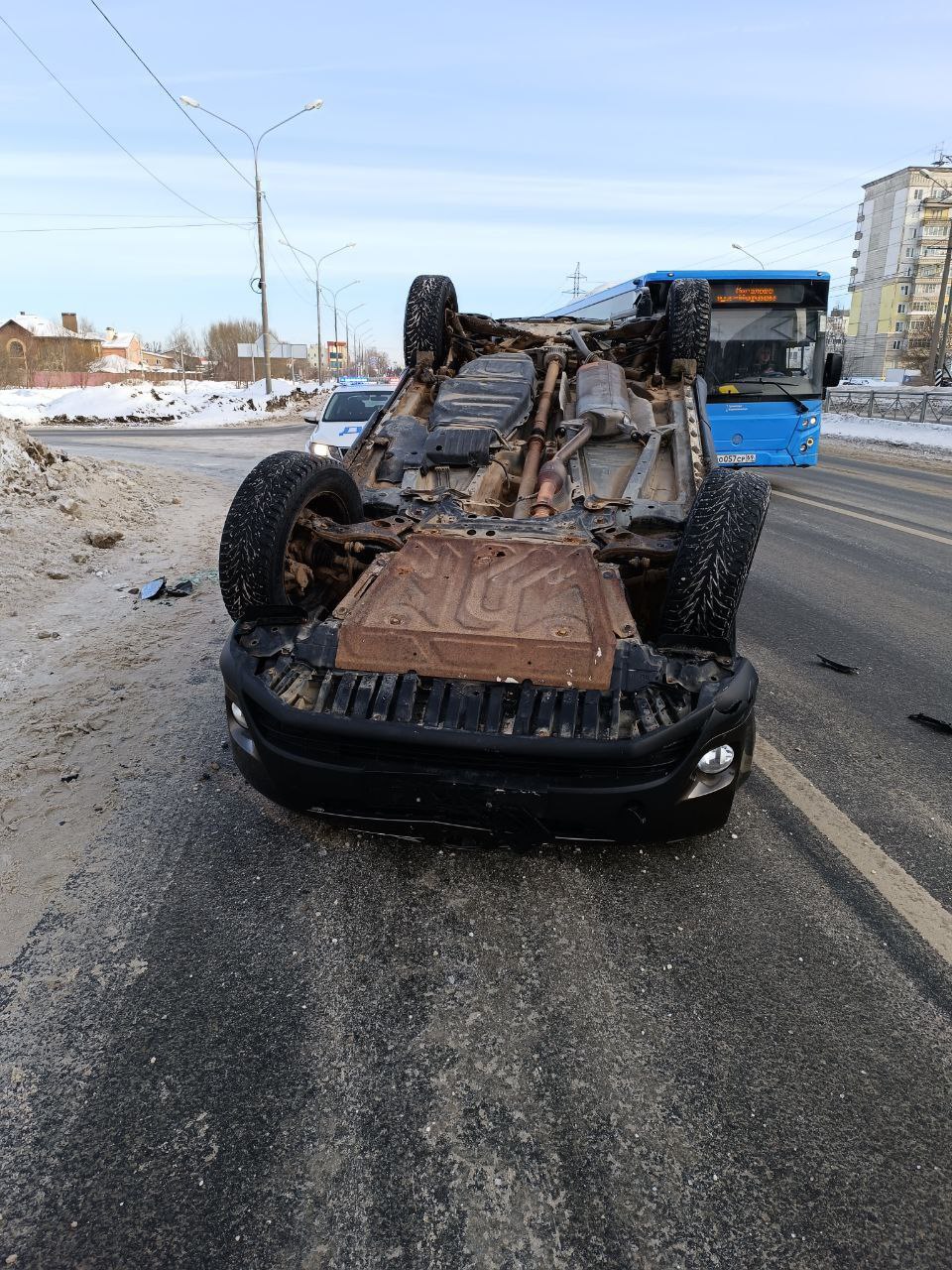 В Твери водитель, пытаясь уйти от столкновения, опрокинул машину
