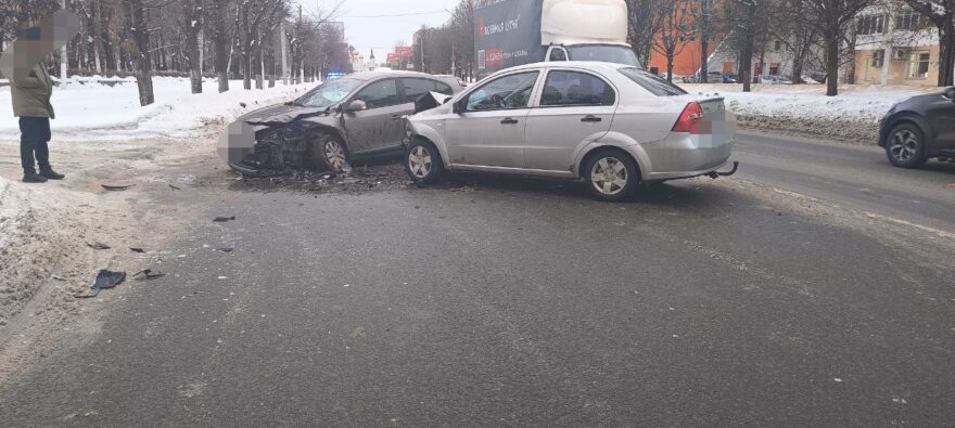 В Твери подросток пострадал в тройном ДТП В Твери подросток пострадал в тройном ДТП