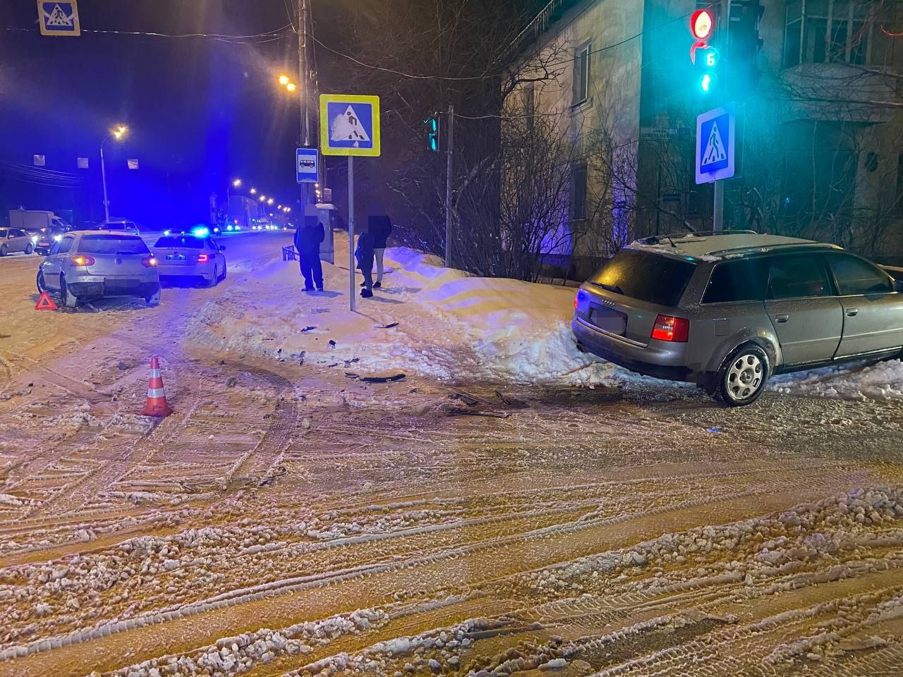 Две иномарки не разъехались на перекрестке в Твери