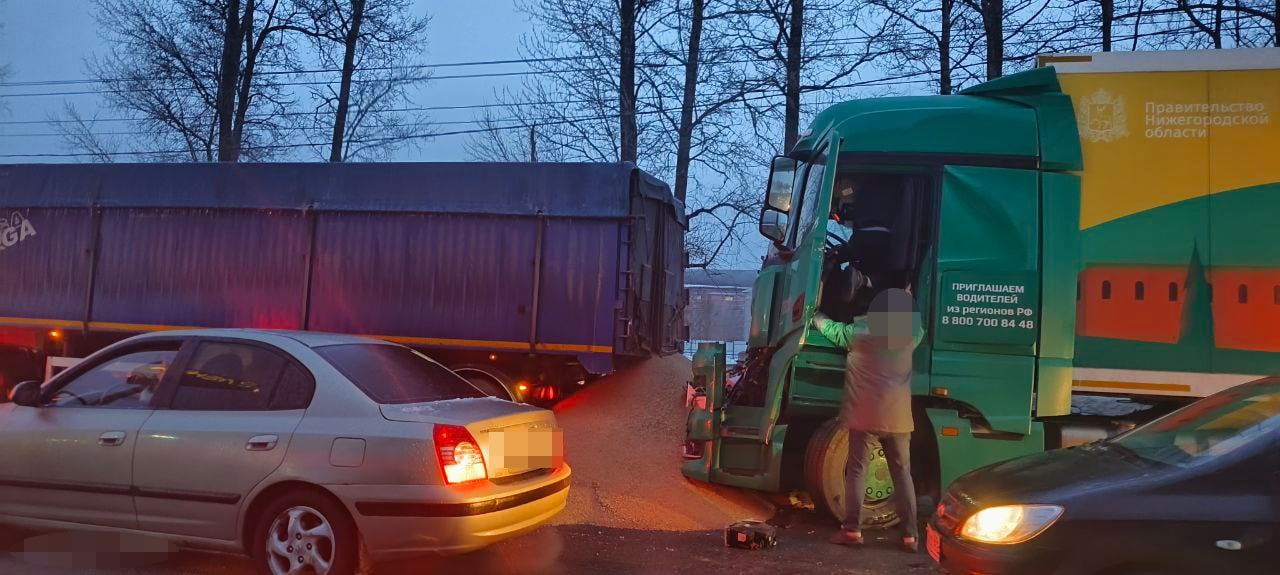 На Московском шоссе в Твери водитель Камаза попал в аварию, остановившись перед другим ДТП