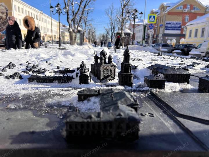 В Твери вновь сломали барельеф "Лучи Твери"
