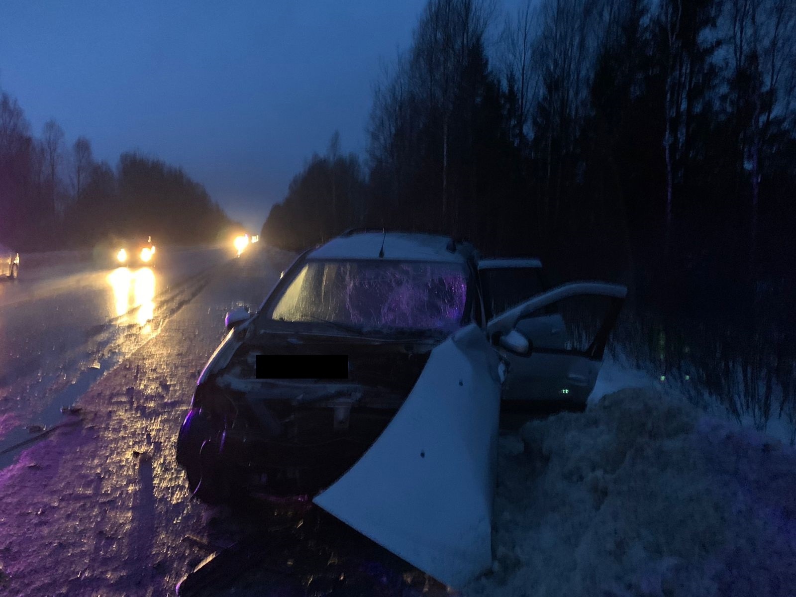 Под Тверью Opel врезался в отбойник