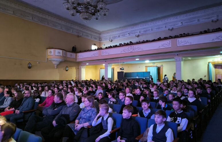 Школьникам Тверской области показали фильм про будущего защитника родины