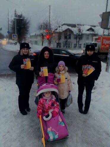 В городе Нелидово сотрудники ГИБДД провели акцию "Будь заметным на дороге" В городе Нелидово сотрудники ГИБДД провели акцию "Будь заметным на дороге"