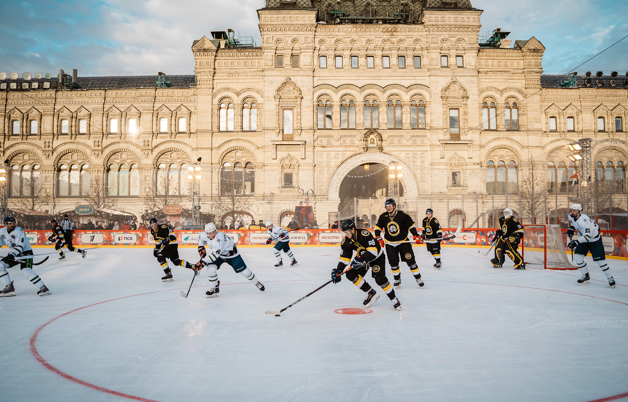 Тверские хоккеисты вновь сыграли на ГУМ-катке на Красной площади и одержали победу над командой из Белгорода