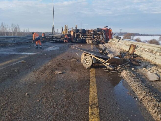 На трассе М-11 в Тверской области водителю фуры стало плохо за рулем На трассе М-11 в Тверской области водителю фуры стало плохо за рулем