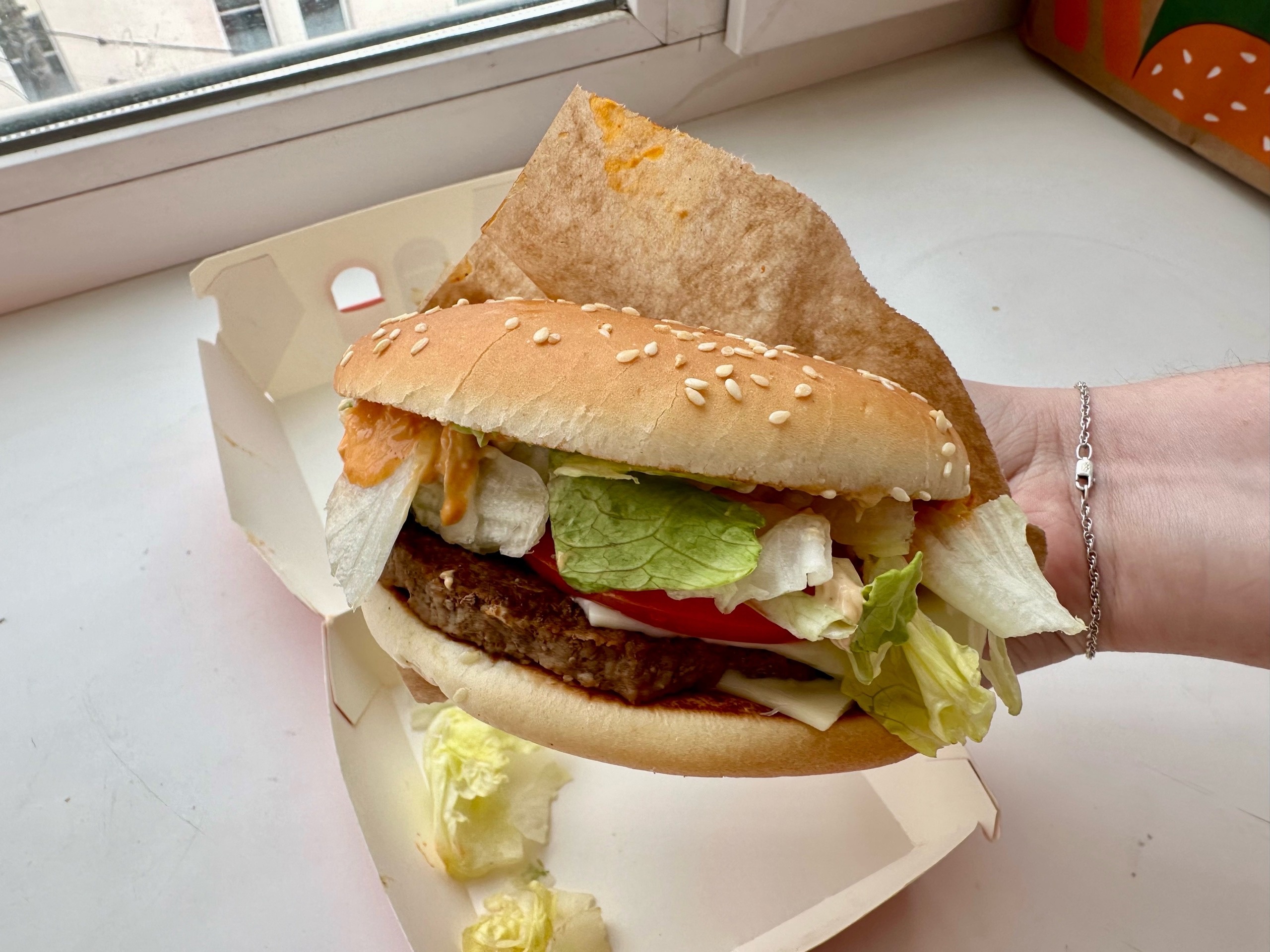 Поели за вас: Парад новинок от доставки "Вкусно и точка"