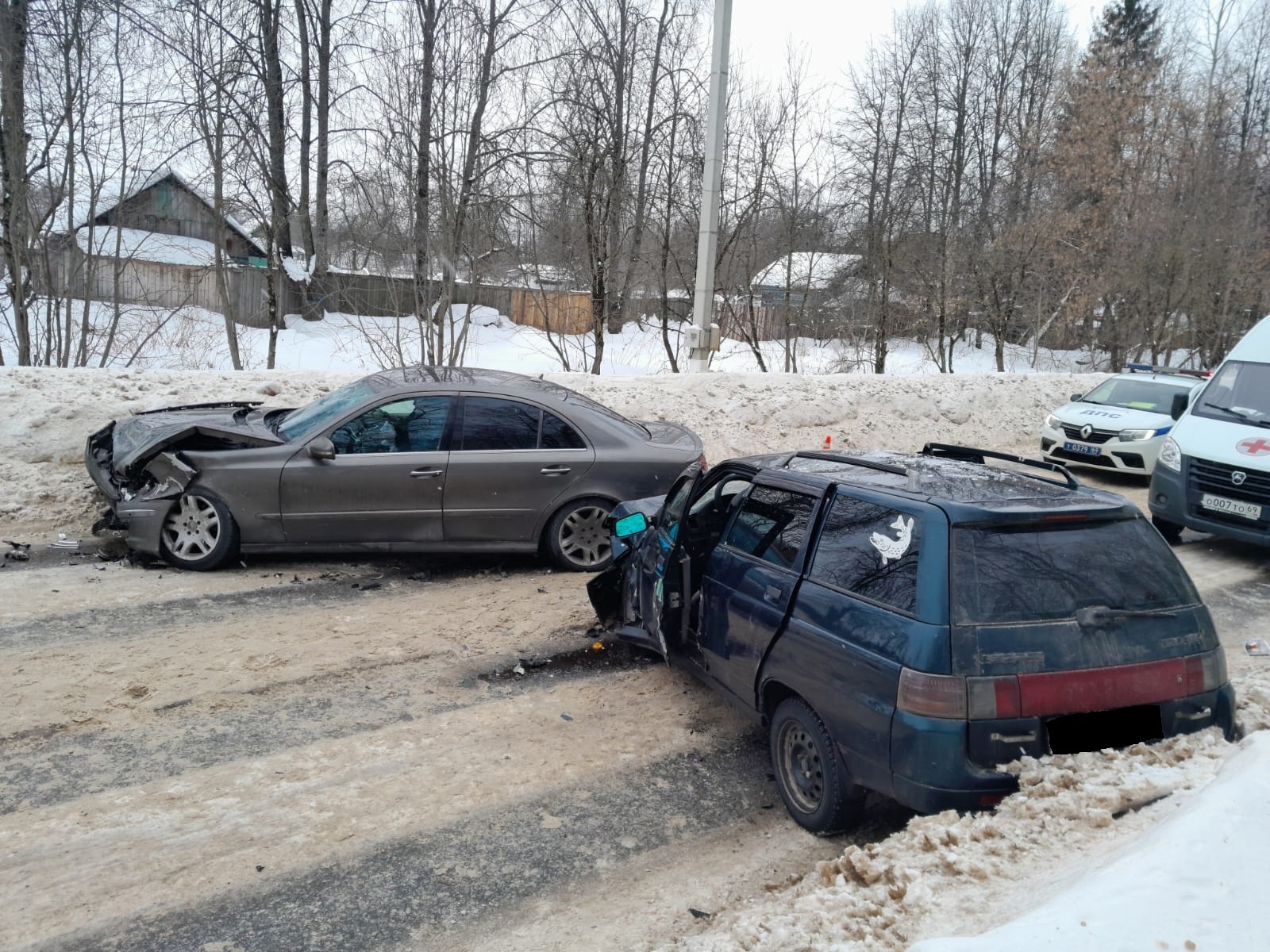 В Тверской области злостный нарушитель ПДД устроил аварию с тремя пострадавшими В Тверской области злостный нарушитель ПДД устроил аварию с тремя пострадавшими