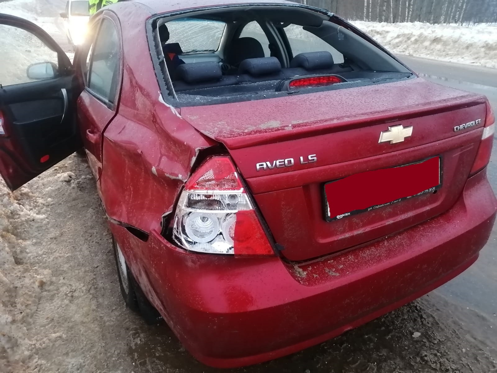 В Тверской области автомобиль въехал в сугроб В Тверской области автомобиль въехал в сугроб