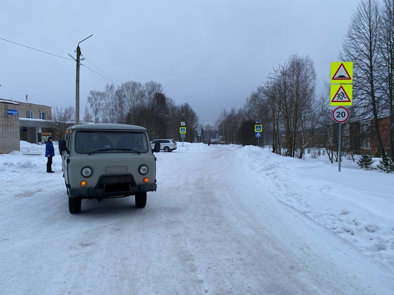 В Тверской области УАЗ ехал задним ходом и сбил пенсионерку В Тверской области УАЗ ехал задним ходом и сбил пенсионерку