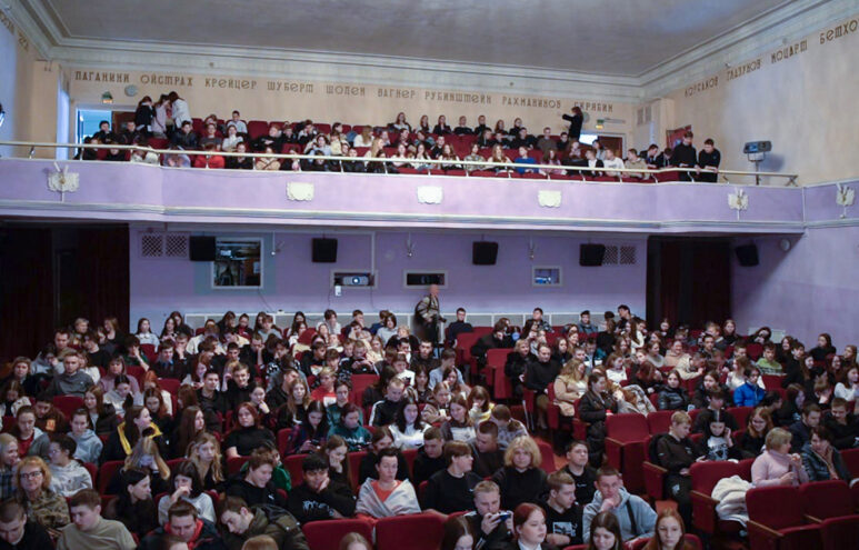 В Торжке молодёжи показали фильм о главных ценностях жизни