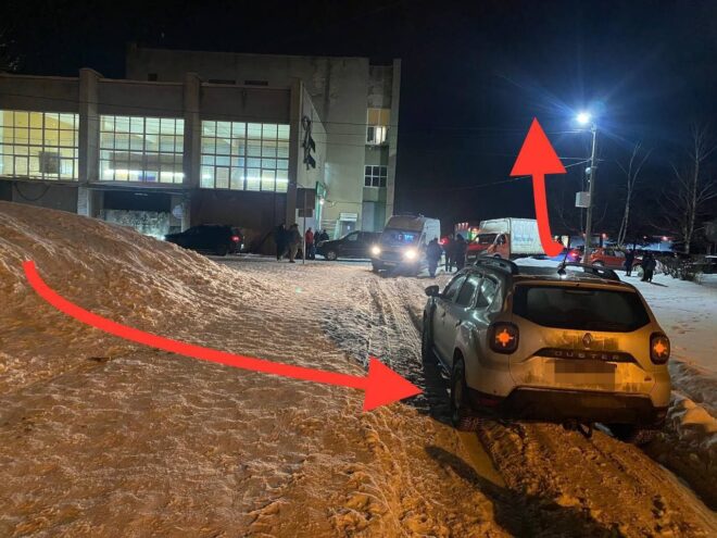 В Твери ребенок скатился с горки под колеса автомобиля