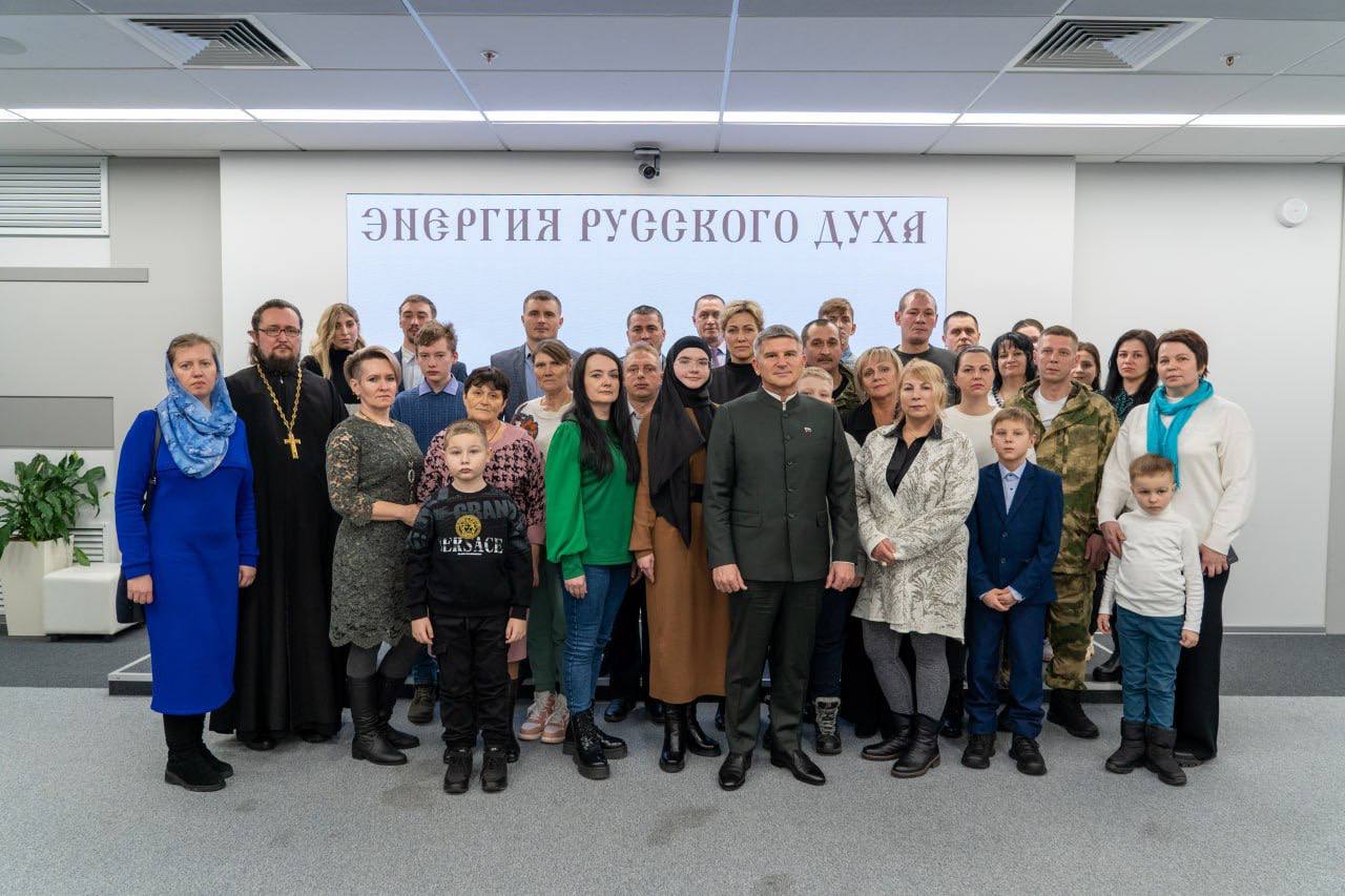 Энергетики-герои и их семьи посетили выставку-форум «Россия» на ВДНХ и встретились с генеральным директором «Россети Центр» Игорем Маковским Энергетики-герои и их семьи посетили выставку-форум «Россия» на ВДНХ и встретились с генеральным директором «Россети Центр» Игорем Маковским