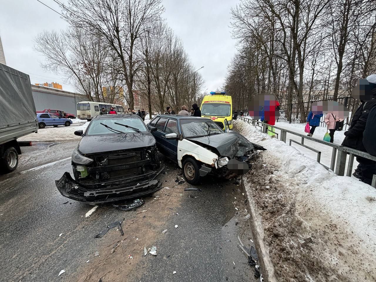 В Твери рядом со школой столкнулись два автомобиля В Твери рядом со школой столкнулись два автомобиля