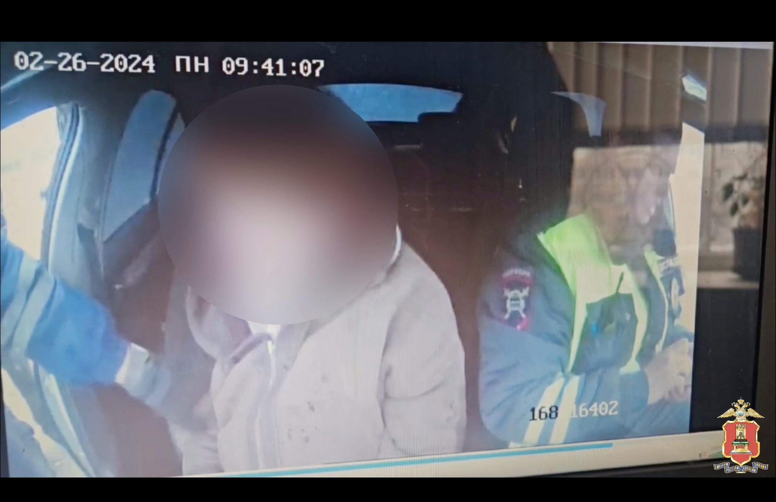 В Твери сотрудникам ГИБДД пришлось заковать в наручники неадекватную женщину-водителя