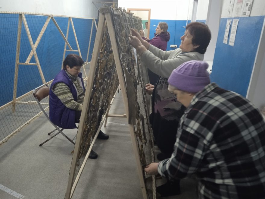 Местные жители устроили мастерские, где делают окопные свечи и плетут сети