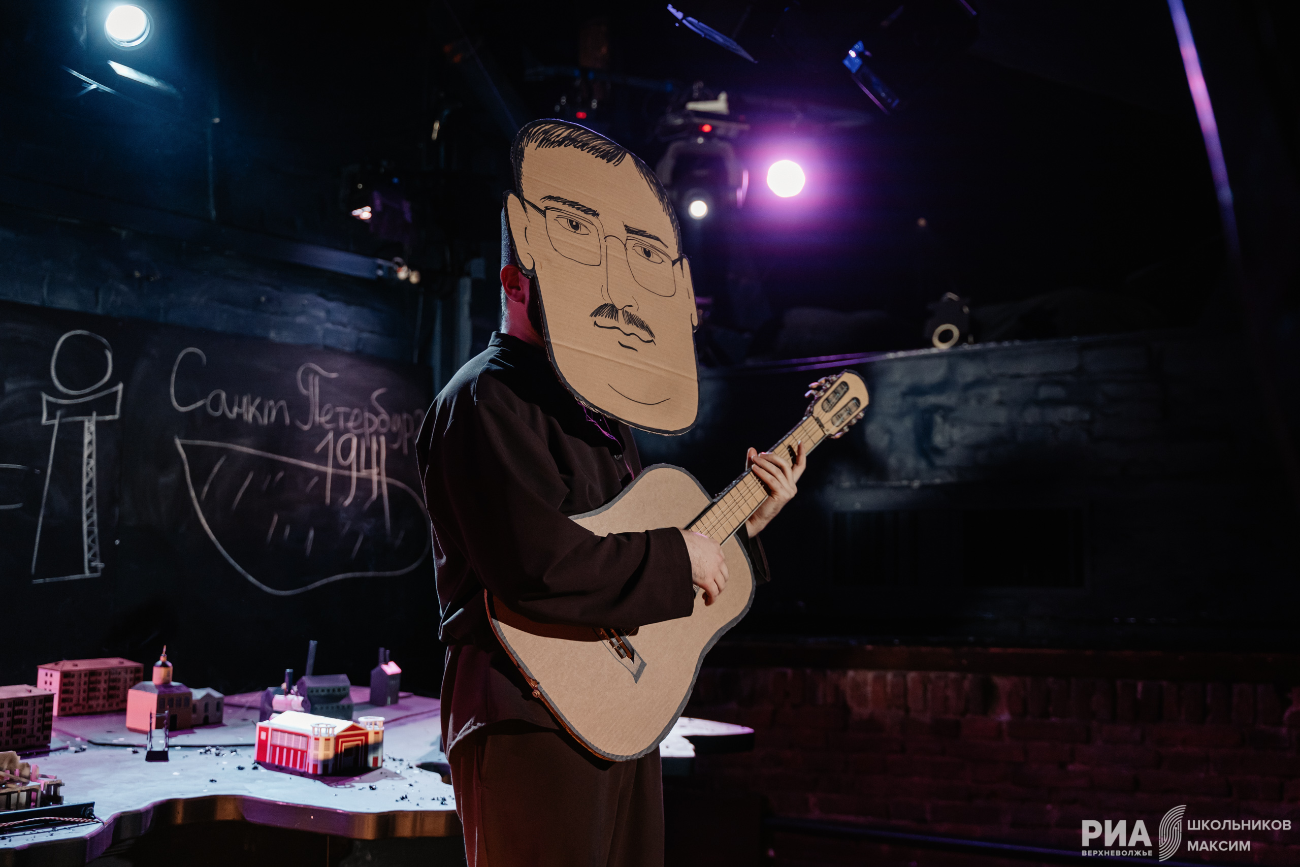 От истоков и до наших дней: Тверской ТЮЗ показал “Историю небольшого города”