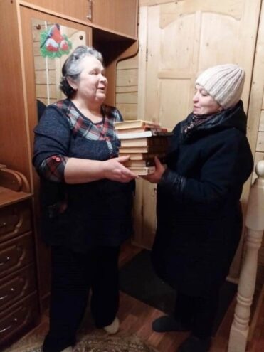 В Андреапольском округе читатели подарили библиотеке литературу из личных запасов