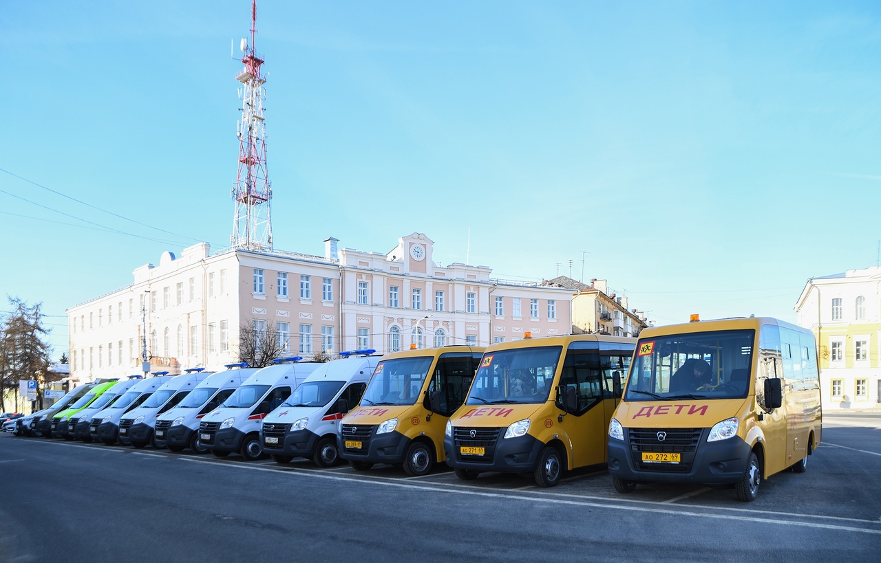 Губернатор Игорь Руденя передал муниципалитетам Тверской области новые машины скорой помощи, социальный транспорт и автомобили многодетным семьям