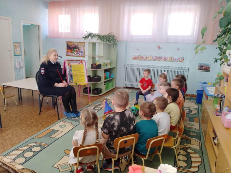 В Тверской области детям рассказали о правильном поведении на дорогах В Тверской области детям рассказали о правильном поведении на дорогах