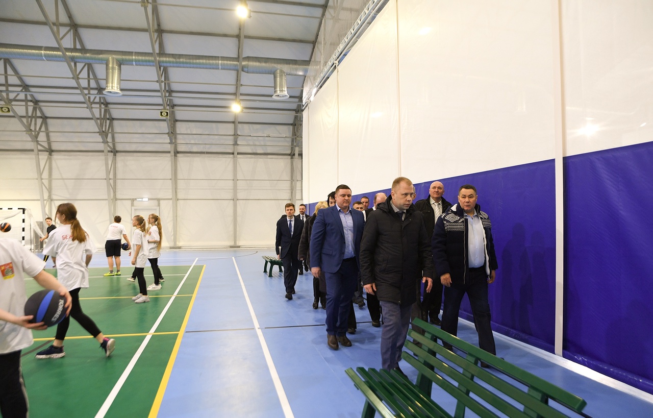 Губернатор Игорь Руденя ознакомился с ходом строительства межрайонного медцентра и спорткомплексом «Коралл – Арена»