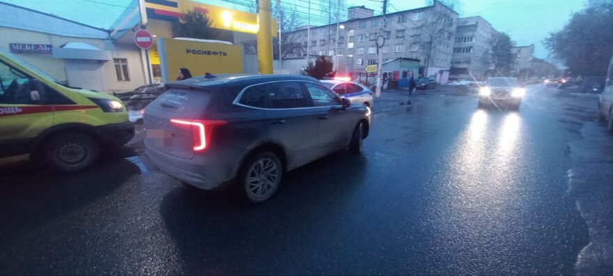 В Твери женщина нарушила правила дорожного движения и попала под колеса автомобиля В Твери женщина нарушила правила дорожного движения и попала под колеса автомобиля