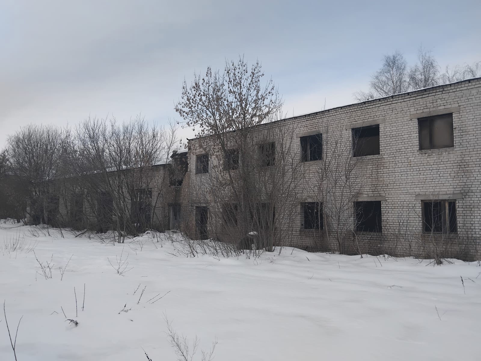 В Твери маленький мальчик упал со второго этажа заброшенного здания