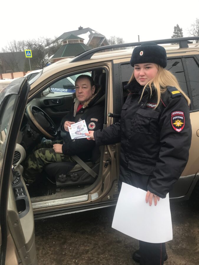 Инспекторы останавливали жителей Лихославля, чтобы рассказать о мошенниках Инспекторы останавливали жителей Лихославля, чтобы рассказать о мошенниках