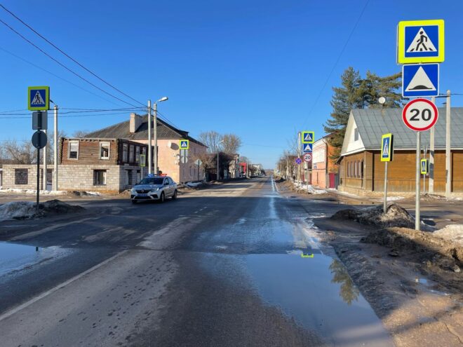 В Тверской области водитель иномарки сбил пешехода на "зебре" В Тверской области водитель иномарки сбил пешехода на "зебре"