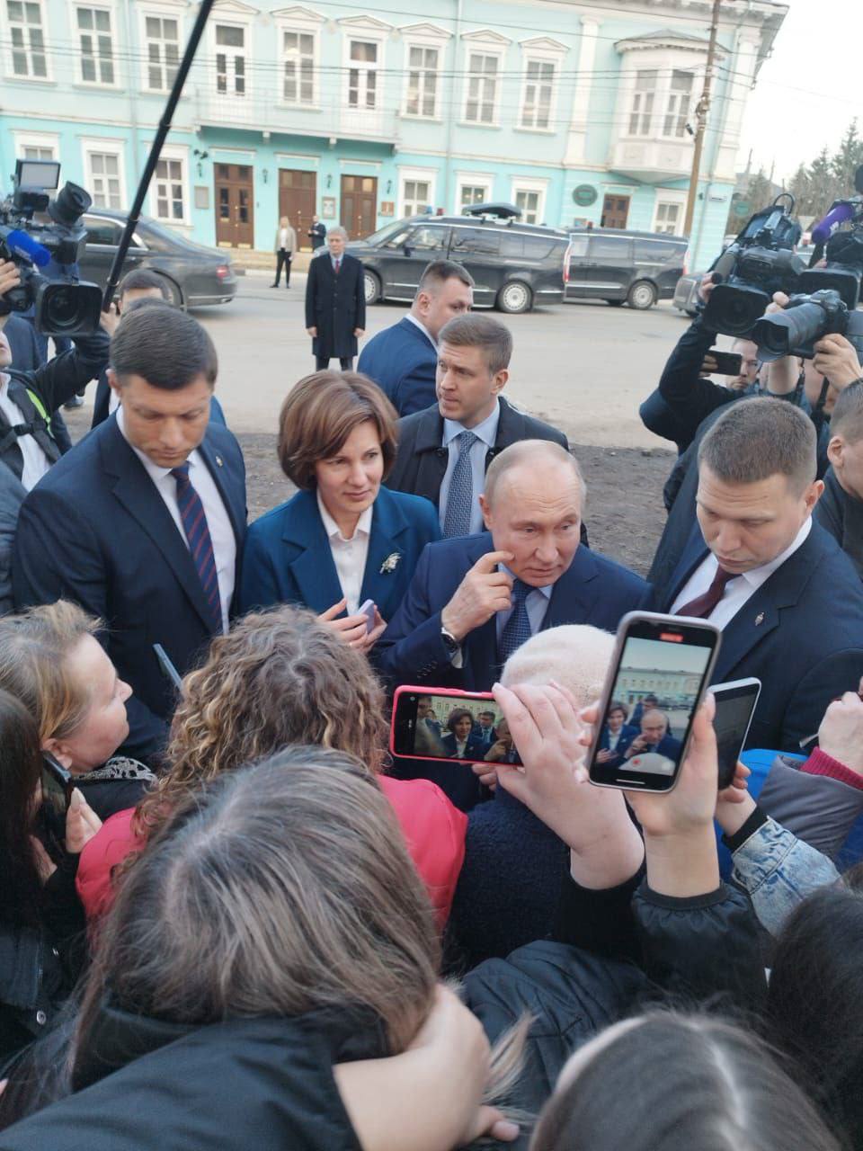 Школьник из Торжка пожал руку Владимиру Путину