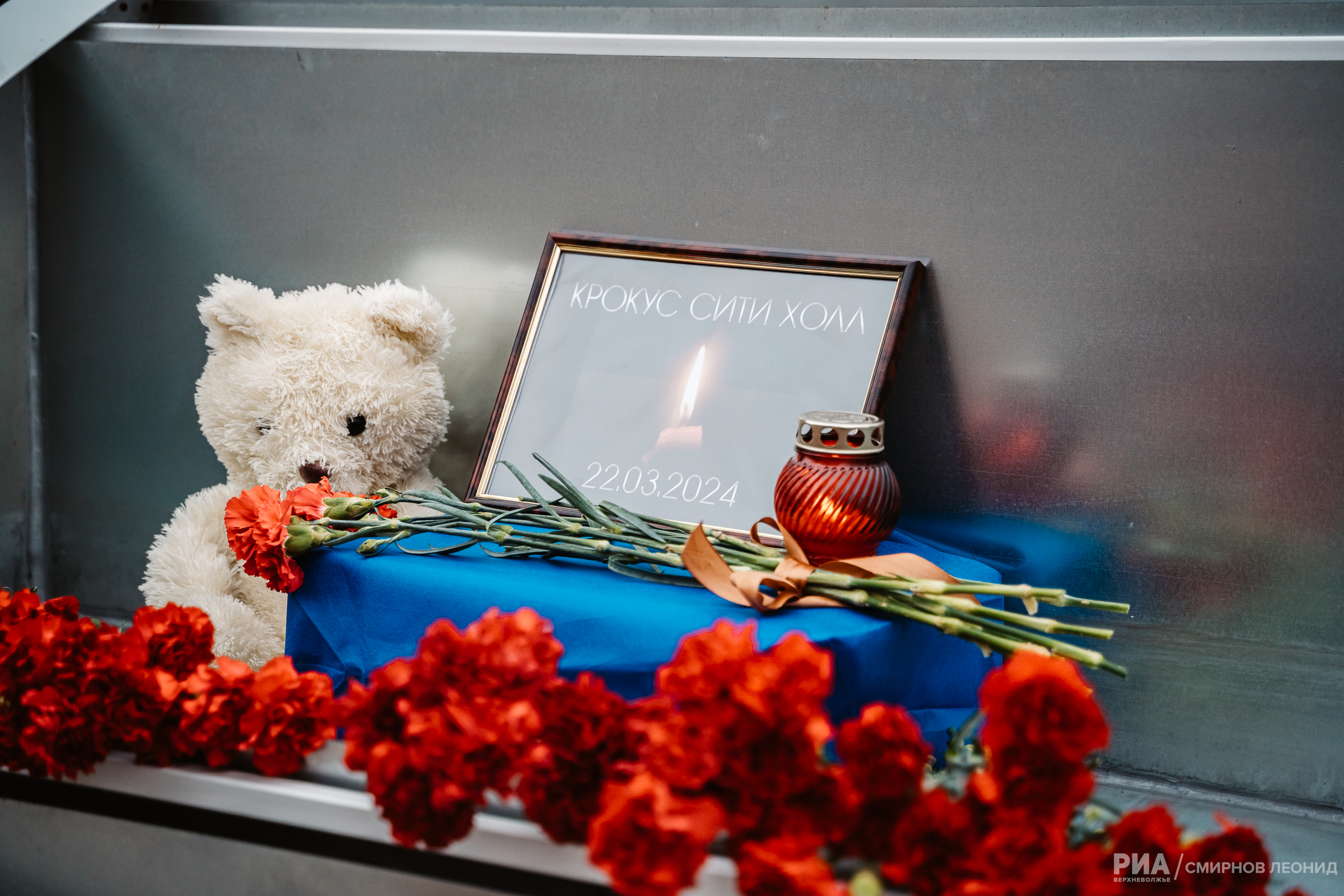 В Твери появился стихийный мемориал в память о погибших в «Крокус Сити Холле»