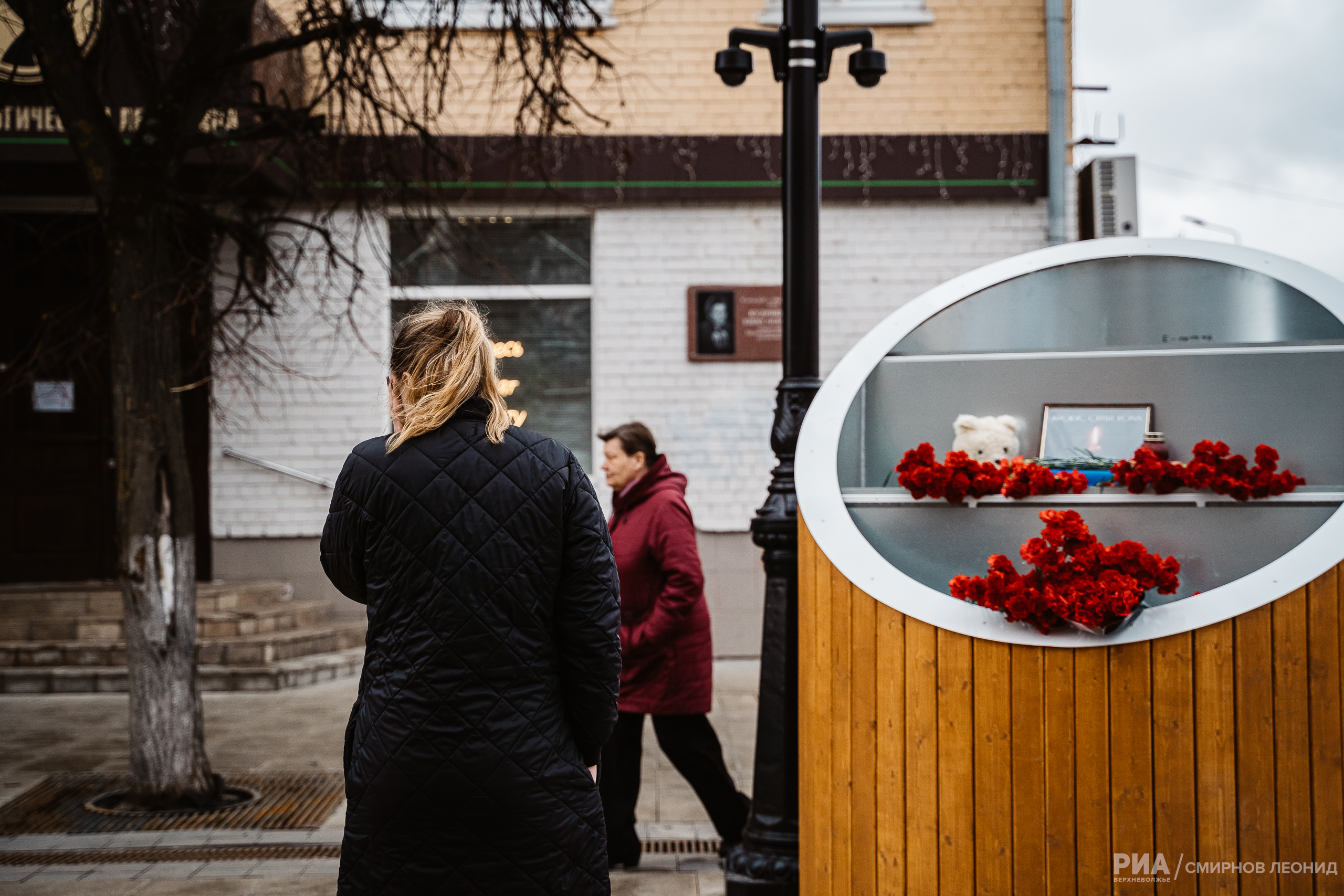 В Твери появился стихийный мемориал в память о погибших в «Крокус Сити Холле»