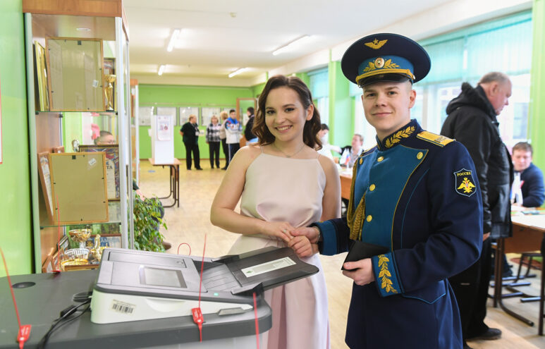 В Твери молодожены пришли на избирательный участок