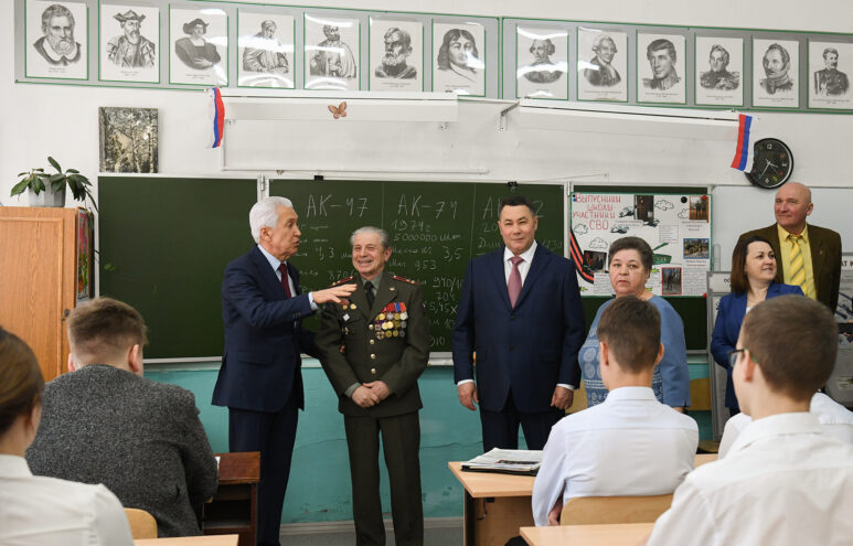 Игорь Руденя и Владимир Васильев в Торжокском районе посетили одну из старшейших в Тверской области школ