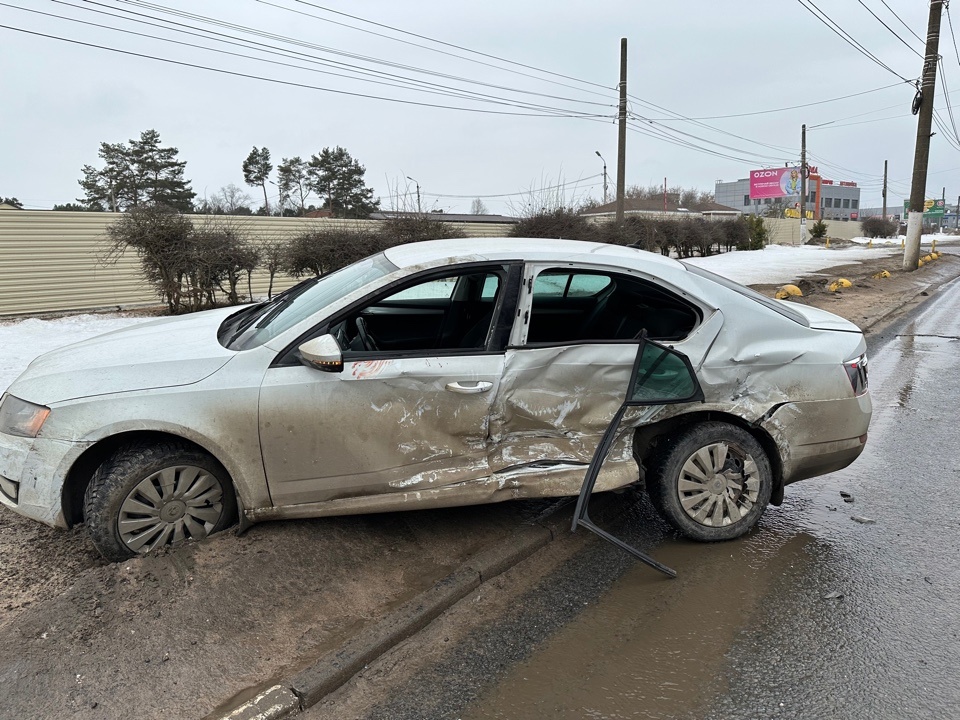 В Твери столкнулись Шкода и БМВ
